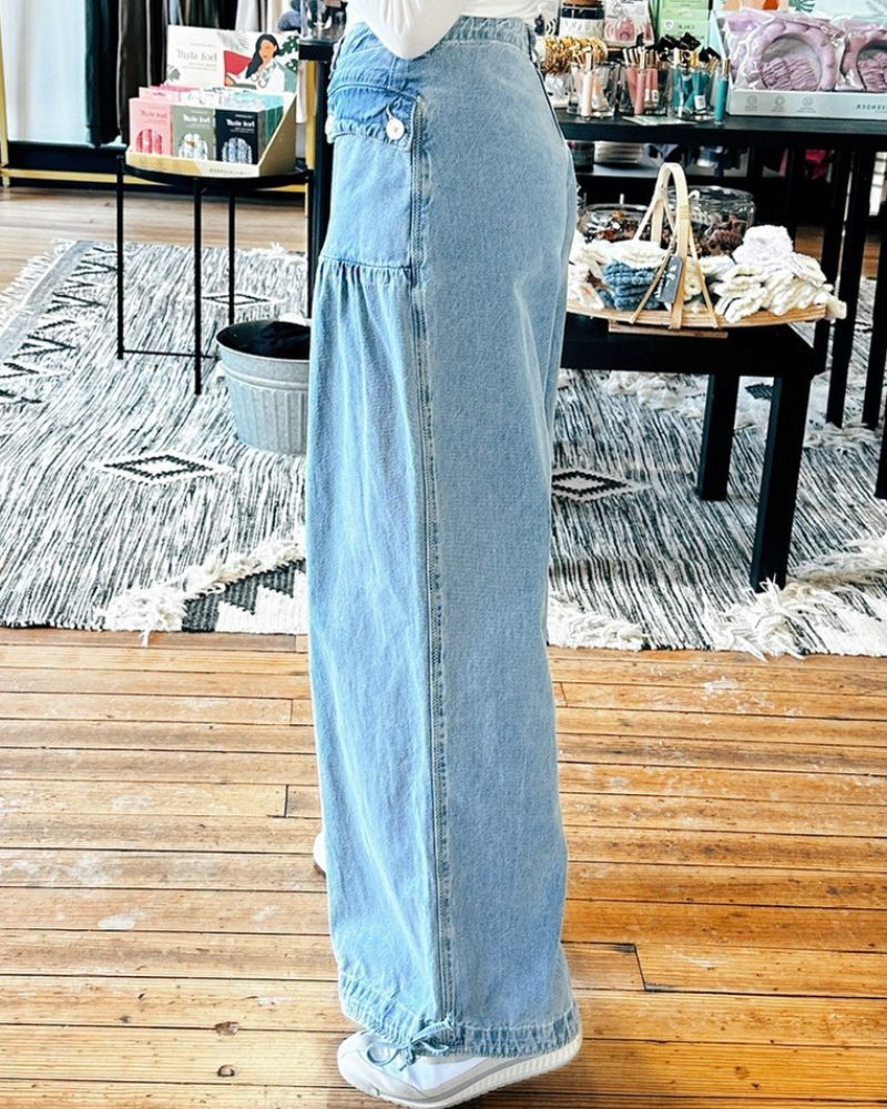 Relaxed Lotus Wide-Leg Jeans