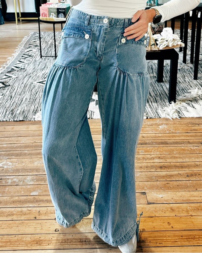 Relaxed Lotus Wide-Leg Jeans